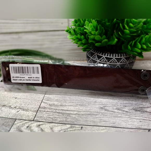 Men's Wide Brown Leather Wristband Cuff Bracelet - Picture 5 of 7